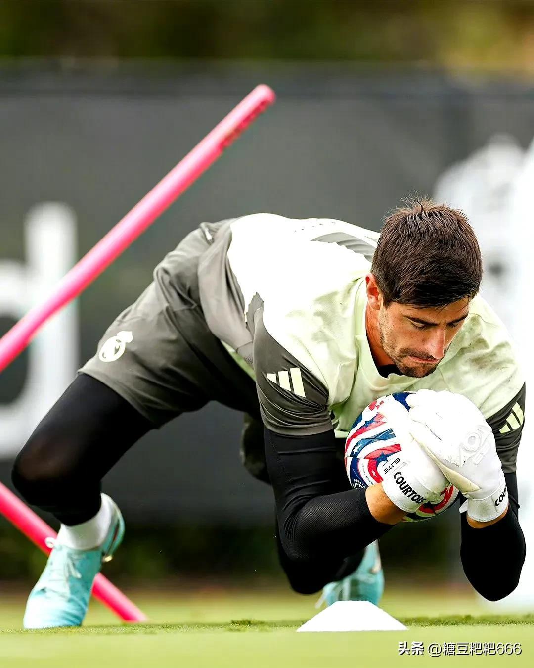 关于今夜巴塞罗那备战德甲皇家马德里今晨更衣室发声，科维托娃在RNG比赛中逆转看傻球迷的信息