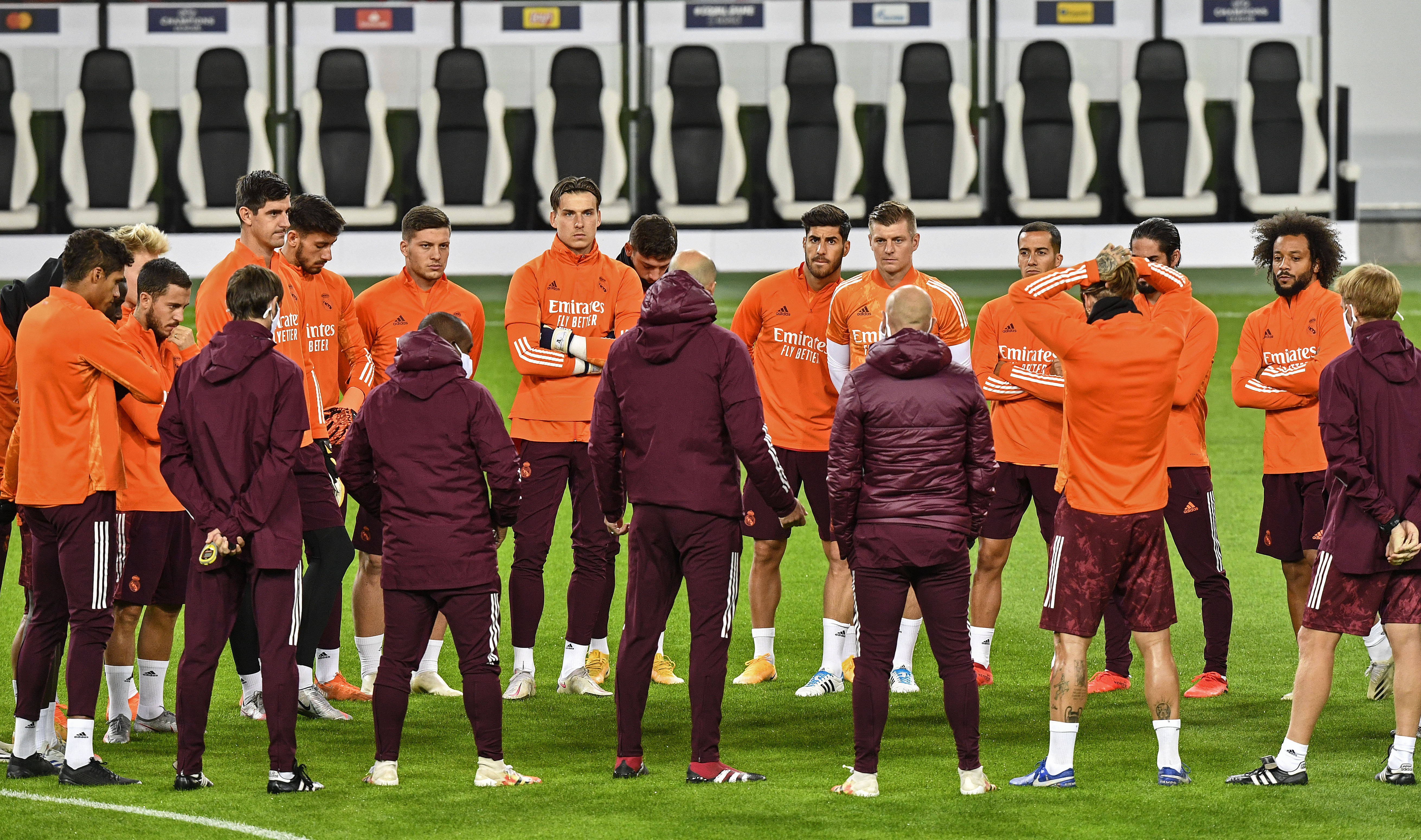 关于今夜巴塞罗那备战德甲皇家马德里今晨更衣室发声，科维托娃在RNG比赛中逆转看傻球迷的信息